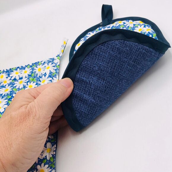 Finger Hotpad and Square Potholder, Blue Daisy Print, 2 Piece Baking Set - Picture 5 of 5